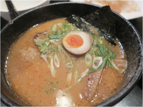 一騎拉麵：台北 捷運民權西路站 一騎拉麵 ~北海道札幌濃郁拉麵之美味豬肉塊蓋飯