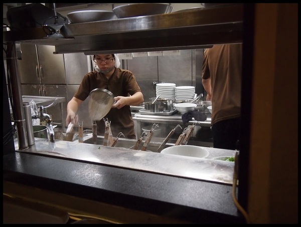 四川段純貞牛肉麵:【新竹武陵路】四川段純貞牛肉麵-誇張到不行的排隊人潮