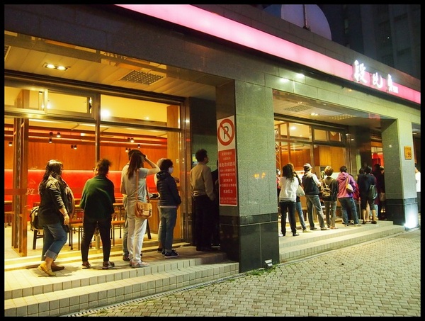 四川段純貞牛肉麵:【新竹武陵路】四川段純貞牛肉麵-誇張到不行的排隊人潮