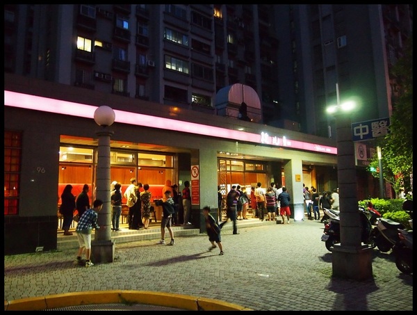 四川段純貞牛肉麵:【新竹武陵路】四川段純貞牛肉麵-誇張到不行的排隊人潮