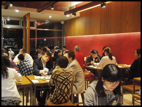 四川段純貞牛肉麵:【新竹武陵路】四川段純貞牛肉麵-誇張到不行的排隊人潮