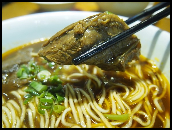 四川段純貞牛肉麵:【新竹武陵路】四川段純貞牛肉麵-誇張到不行的排隊人潮