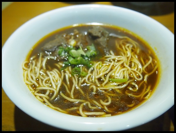 四川段純貞牛肉麵:【新竹武陵路】四川段純貞牛肉麵-誇張到不行的排隊人潮