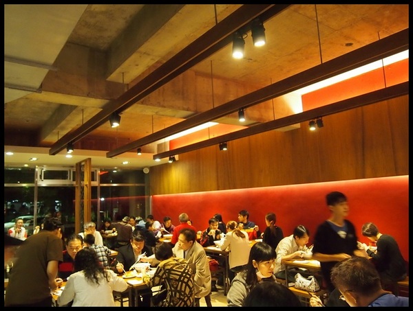 四川段純貞牛肉麵:【新竹武陵路】四川段純貞牛肉麵-誇張到不行的排隊人潮