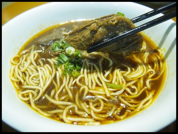 四川段純貞牛肉麵:【新竹武陵路】四川段純貞牛肉麵-誇張到不行的排隊人潮