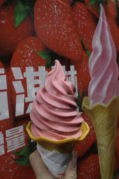 全家草莓霜淇淋：2015「全家草莓霜淇淋」升級版/限量加料