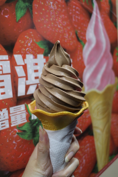 全家草莓霜淇淋：2015「全家草莓霜淇淋」升級版/限量加料