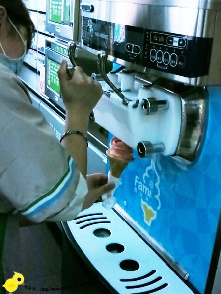 全家便利商店『自由女神般的草莓冰淇淋』