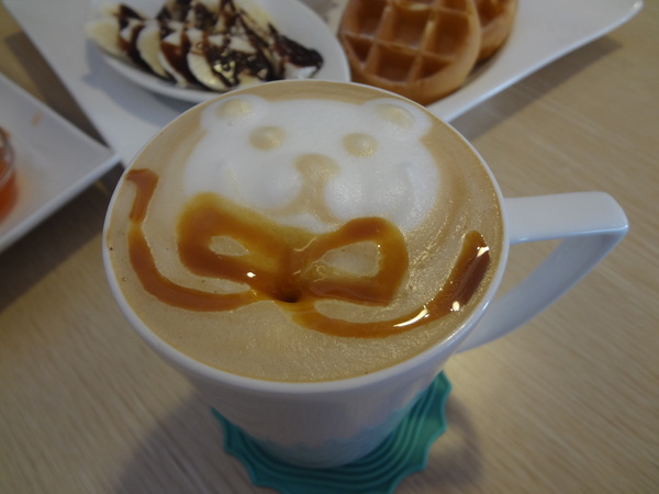 西納小街：1020711[官本金文愛台灣]西納小街與可愛的小熊來到童話般世界在彩虹步道上一起用餐