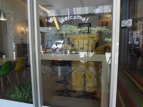 西納小街：1020711[官本金文愛台灣]西納小街與可愛的小熊來到童話般世界在彩虹步道上一起用餐