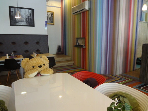 西納小街：1020711[官本金文愛台灣]西納小街與可愛的小熊來到童話般世界在彩虹步道上一起用餐