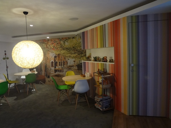 西納小街：1020711[官本金文愛台灣]西納小街與可愛的小熊來到童話般世界在彩虹步道上一起用餐