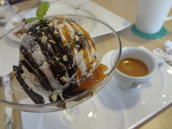 西納小街：1020711[官本金文愛台灣]西納小街與可愛的小熊來到童話般世界在彩虹步道上一起用餐