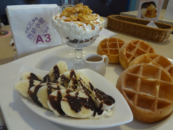 西納小街：1020711[官本金文愛台灣]西納小街與可愛的小熊來到童話般世界在彩虹步道上一起用餐