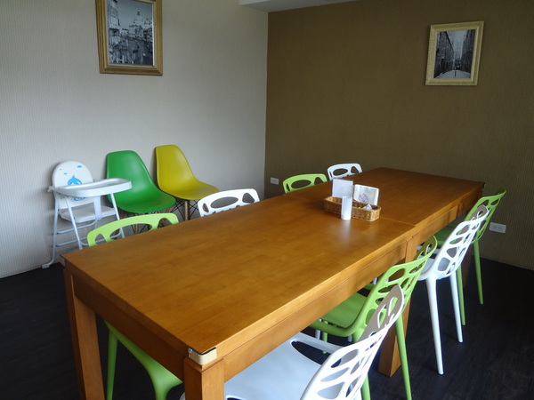 西納小街：1020711[官本金文愛台灣]西納小街與可愛的小熊來到童話般世界在彩虹步道上一起用餐