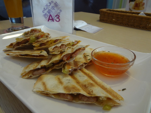 西納小街：1020711[官本金文愛台灣]西納小街與可愛的小熊來到童話般世界在彩虹步道上一起用餐