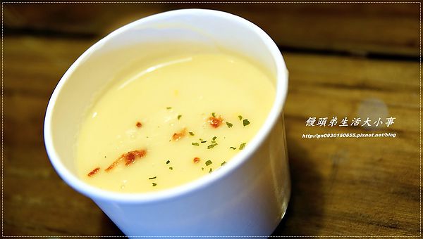 MYBURGER買堡：【食記/新北市】黃澄澄爆漿起司漢堡，妳千萬別錯過♪♪MY BURGER買堡♪♪