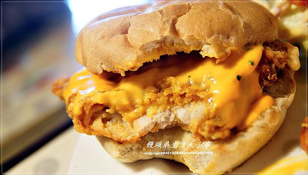 MYBURGER買堡：【食記/新北市】黃澄澄爆漿起司漢堡，妳千萬別錯過♪♪MY BURGER買堡♪♪