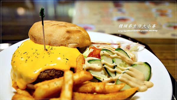 MYBURGER買堡：【食記/新北市】黃澄澄爆漿起司漢堡，妳千萬別錯過♪♪MY BURGER買堡♪♪