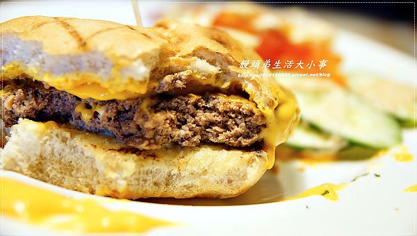MYBURGER買堡：【食記/新北市】黃澄澄爆漿起司漢堡，妳千萬別錯過♪♪MY BURGER買堡♪♪