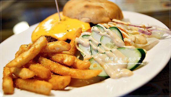 MYBURGER買堡：【食記/新北市】黃澄澄爆漿起司漢堡，妳千萬別錯過♪♪MY BURGER買堡♪♪