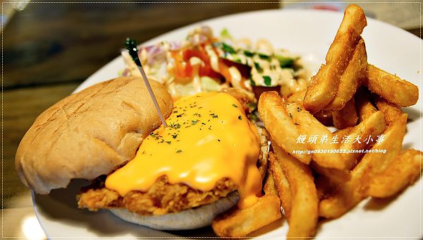 MYBURGER買堡：【食記/新北市】黃澄澄爆漿起司漢堡，妳千萬別錯過♪♪MY BURGER買堡♪♪