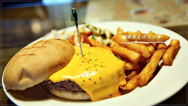 MYBURGER買堡：【食記/新北市】黃澄澄爆漿起司漢堡，妳千萬別錯過♪♪MY BURGER買堡♪♪