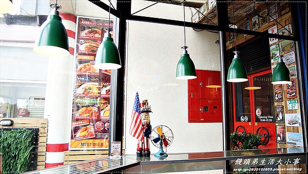 MYBURGER買堡：【食記/新北市】黃澄澄爆漿起司漢堡，妳千萬別錯過♪♪MY BURGER買堡♪♪