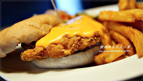 MYBURGER買堡：【食記/新北市】黃澄澄爆漿起司漢堡，妳千萬別錯過♪♪MY BURGER買堡♪♪