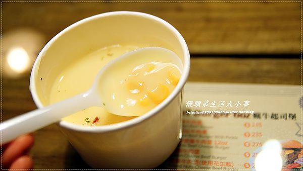 MYBURGER買堡：【食記/新北市】黃澄澄爆漿起司漢堡，妳千萬別錯過♪♪MY BURGER買堡♪♪