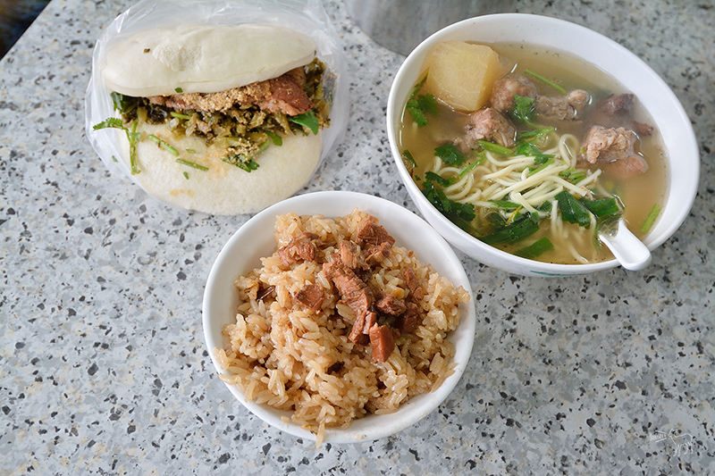 台式早餐:艋舺阿萬油飯 割包 排骨酥麵-台北萬華有名老店小吃
