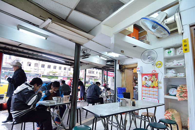台式早餐:艋舺阿萬油飯 割包 排骨酥麵-台北萬華有名老店小吃