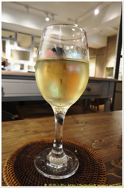 杏桃鬆餅屋 風提拉夏多內白酒 單杯.JPG