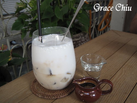 UZNA OMOM 杏桃鬆餅屋：UZNA OMOM 杏桃鬆餅屋 (台北東區)