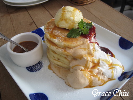 UZNA OMOM 杏桃鬆餅屋：UZNA OMOM 杏桃鬆餅屋 (台北東區)