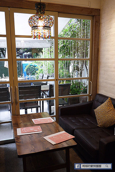 UZNA OMOM 杏桃鬆餅屋：◆台北東區。捷運忠孝敦化【杏桃鬆餅屋】夏季限定新菜單。鬆餅冰品陪你沁涼FUN暑假