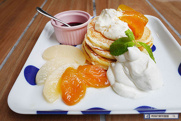 UZNA OMOM 杏桃鬆餅屋：◆台北東區。捷運忠孝敦化【杏桃鬆餅屋】夏季限定新菜單。鬆餅冰品陪你沁涼FUN暑假