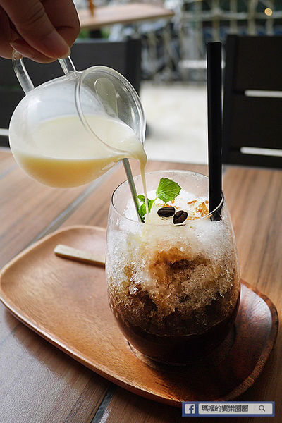 UZNA OMOM 杏桃鬆餅屋：◆台北東區。捷運忠孝敦化【杏桃鬆餅屋】夏季限定新菜單。鬆餅冰品陪你沁涼FUN暑假