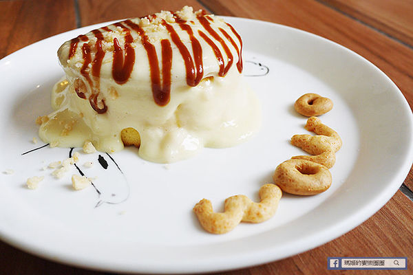 UZNA OMOM 杏桃鬆餅屋：◆台北東區。捷運忠孝敦化【杏桃鬆餅屋】夏季限定新菜單。鬆餅冰品陪你沁涼FUN暑假