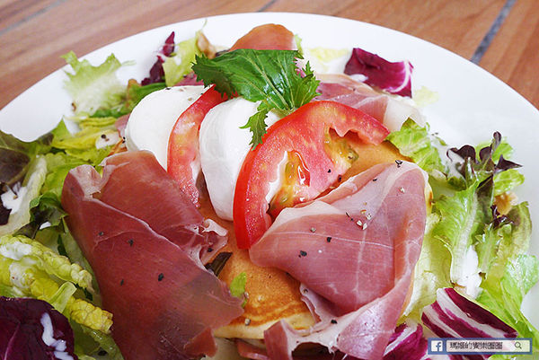 UZNA OMOM 杏桃鬆餅屋：◆台北東區。捷運忠孝敦化【杏桃鬆餅屋】夏季限定新菜單。鬆餅冰品陪你沁涼FUN暑假