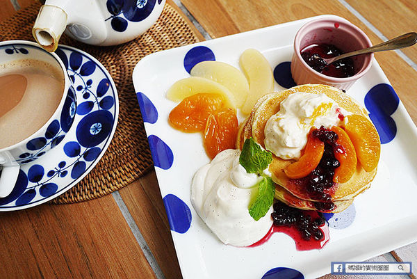 UZNA OMOM 杏桃鬆餅屋：◆台北東區。捷運忠孝敦化【杏桃鬆餅屋】夏季限定新菜單。鬆餅冰品陪你沁涼FUN暑假