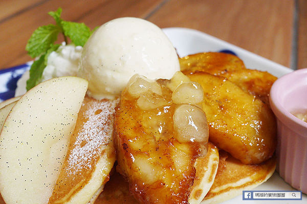 UZNA OMOM 杏桃鬆餅屋：◆台北東區。捷運忠孝敦化【杏桃鬆餅屋】夏季限定新菜單。鬆餅冰品陪你沁涼FUN暑假