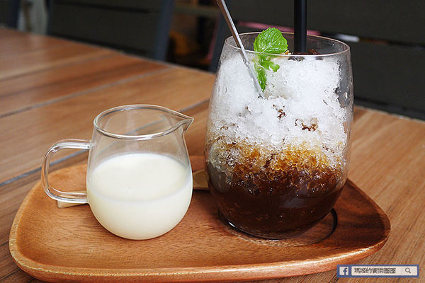 UZNA OMOM 杏桃鬆餅屋：◆台北東區。捷運忠孝敦化【杏桃鬆餅屋】夏季限定新菜單。鬆餅冰品陪你沁涼FUN暑假