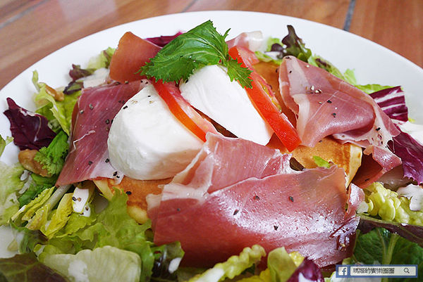 UZNA OMOM 杏桃鬆餅屋：◆台北東區。捷運忠孝敦化【杏桃鬆餅屋】夏季限定新菜單。鬆餅冰品陪你沁涼FUN暑假