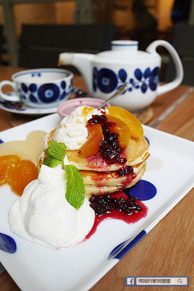 UZNA OMOM 杏桃鬆餅屋：◆台北東區。捷運忠孝敦化【杏桃鬆餅屋】夏季限定新菜單。鬆餅冰品陪你沁涼FUN暑假