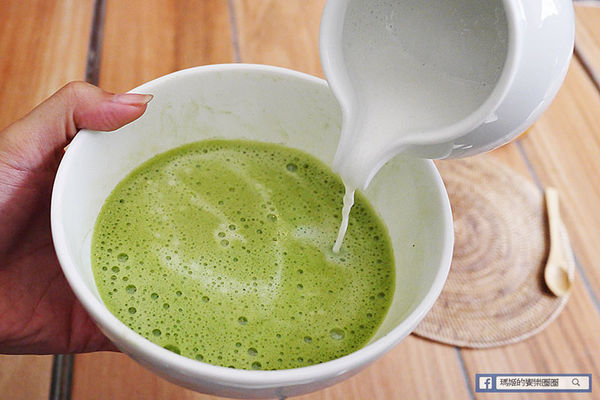 UZNA OMOM 杏桃鬆餅屋：◆台北東區。捷運忠孝敦化【杏桃鬆餅屋】夏季限定新菜單。鬆餅冰品陪你沁涼FUN暑假