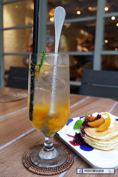 UZNA OMOM 杏桃鬆餅屋：◆台北東區。捷運忠孝敦化【杏桃鬆餅屋】夏季限定新菜單。鬆餅冰品陪你沁涼FUN暑假