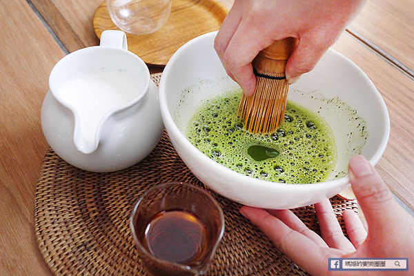 UZNA OMOM 杏桃鬆餅屋：◆台北東區。捷運忠孝敦化【杏桃鬆餅屋】夏季限定新菜單。鬆餅冰品陪你沁涼FUN暑假