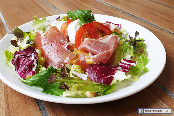 UZNA OMOM 杏桃鬆餅屋：◆台北東區。捷運忠孝敦化【杏桃鬆餅屋】夏季限定新菜單。鬆餅冰品陪你沁涼FUN暑假