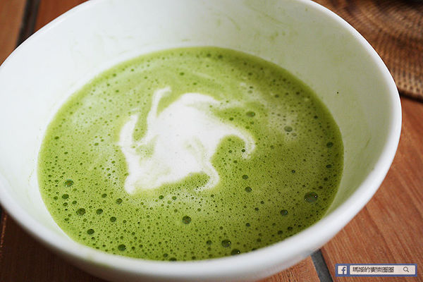 UZNA OMOM 杏桃鬆餅屋：◆台北東區。捷運忠孝敦化【杏桃鬆餅屋】夏季限定新菜單。鬆餅冰品陪你沁涼FUN暑假